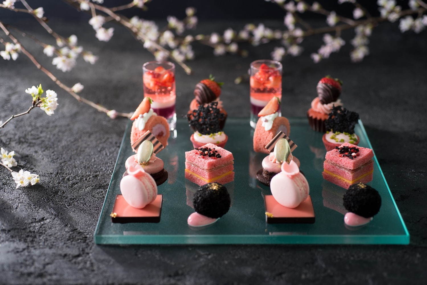 コンラッド東京の“桜×いちご”アフタヌーンティー、“花びら”を飾った春色マカロンや桜のジュレ|写真1