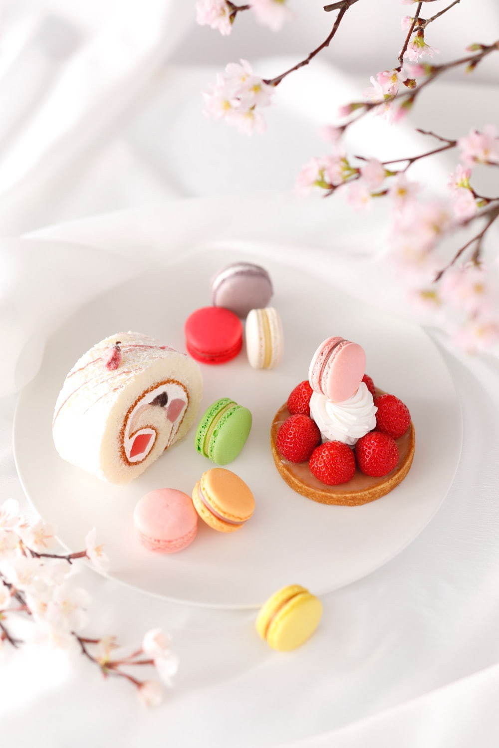 ホテルニューオータニの桜スイーツ、“和の素材”桜ロールケーキや春色マカロンのセット｜写真1