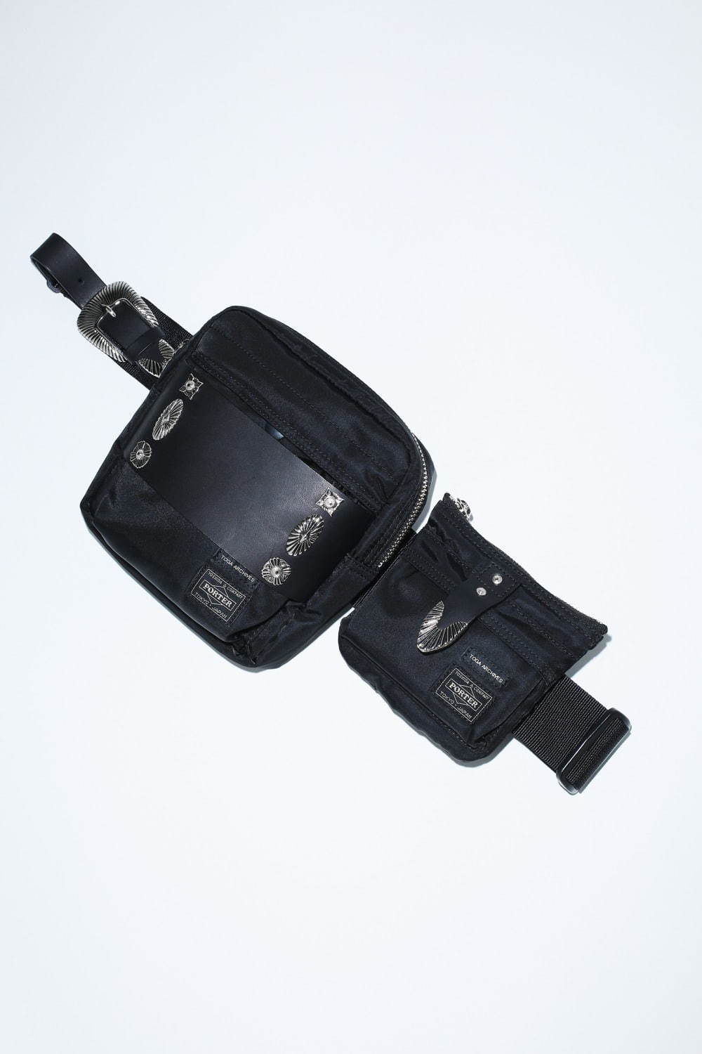 トーガ × ポーターコラボバッグ第2弾、コンチョを配したベルト バッグ 