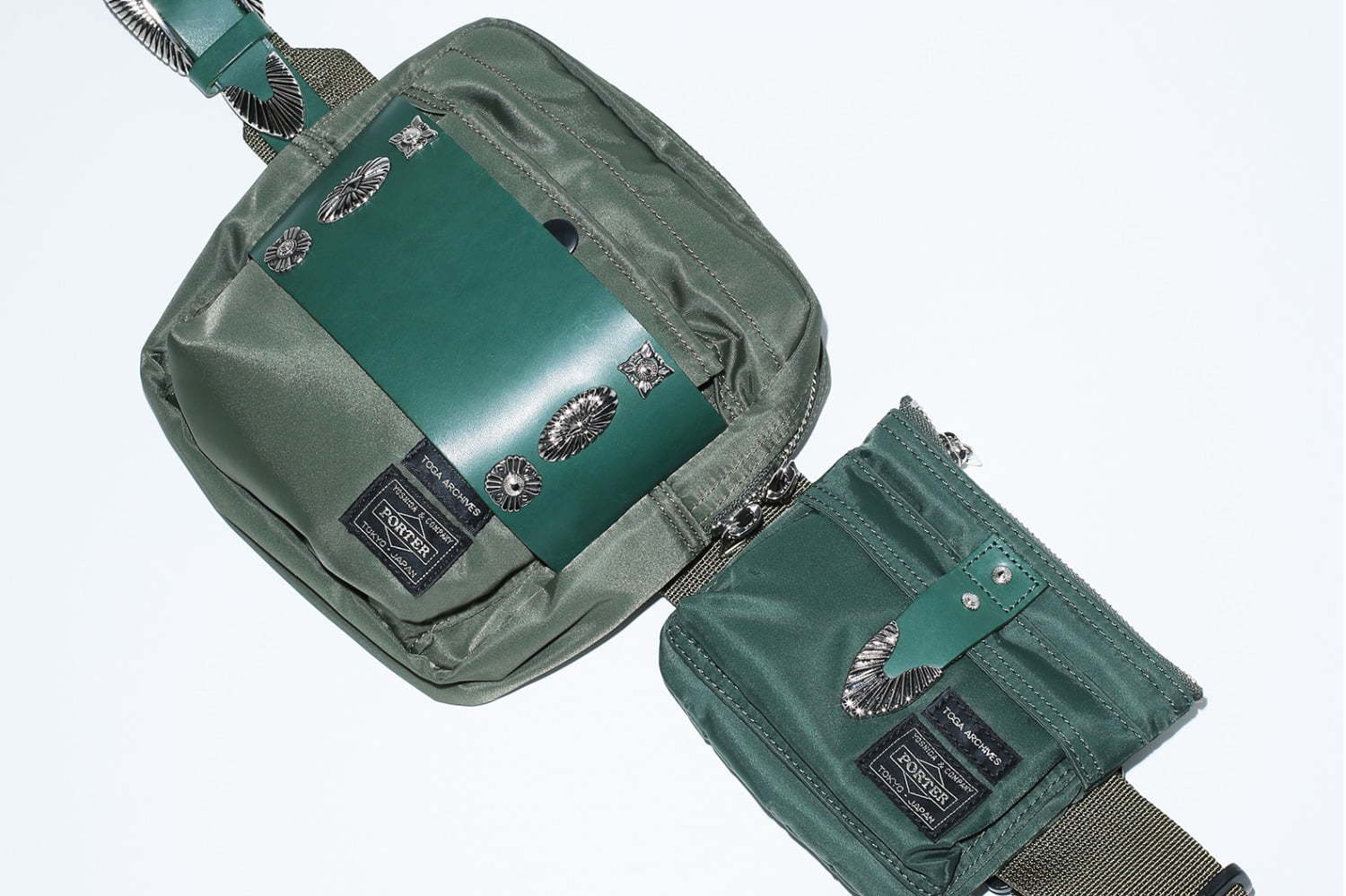 トーガ × ポーターコラボバッグ第2弾、コンチョを配したベルト バッグ 