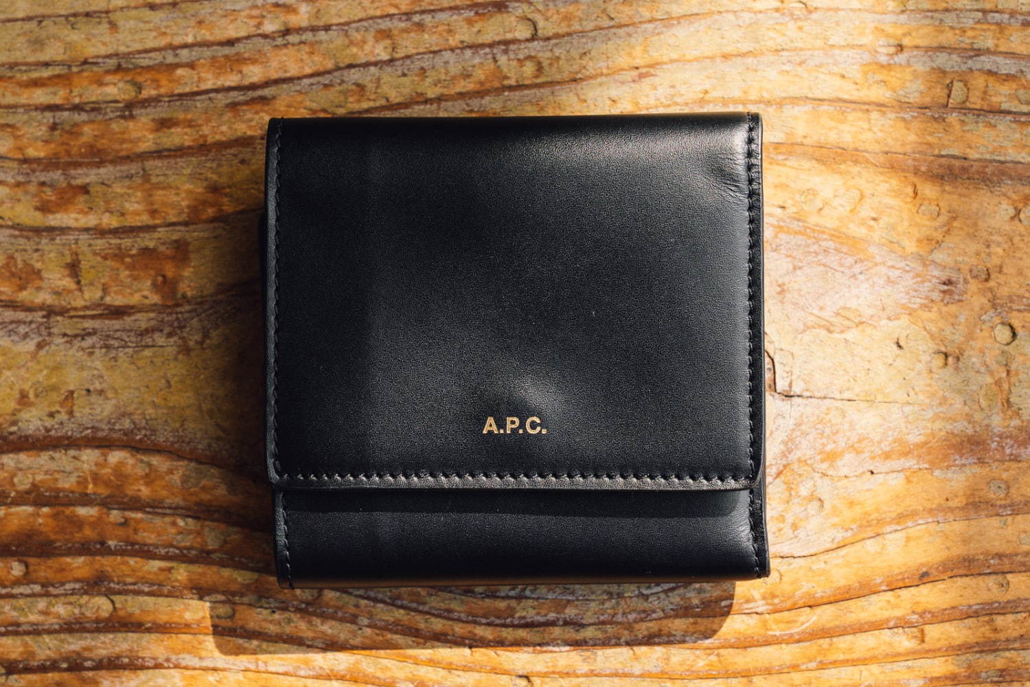 アーペーセ　二つ折り　財布　コンパクトウォレット黒
