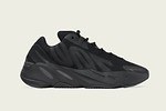 アディダス + カニエ・ウエストのスニーカー「YEEZY BOOST 700」黒で染め上げた新モデル
