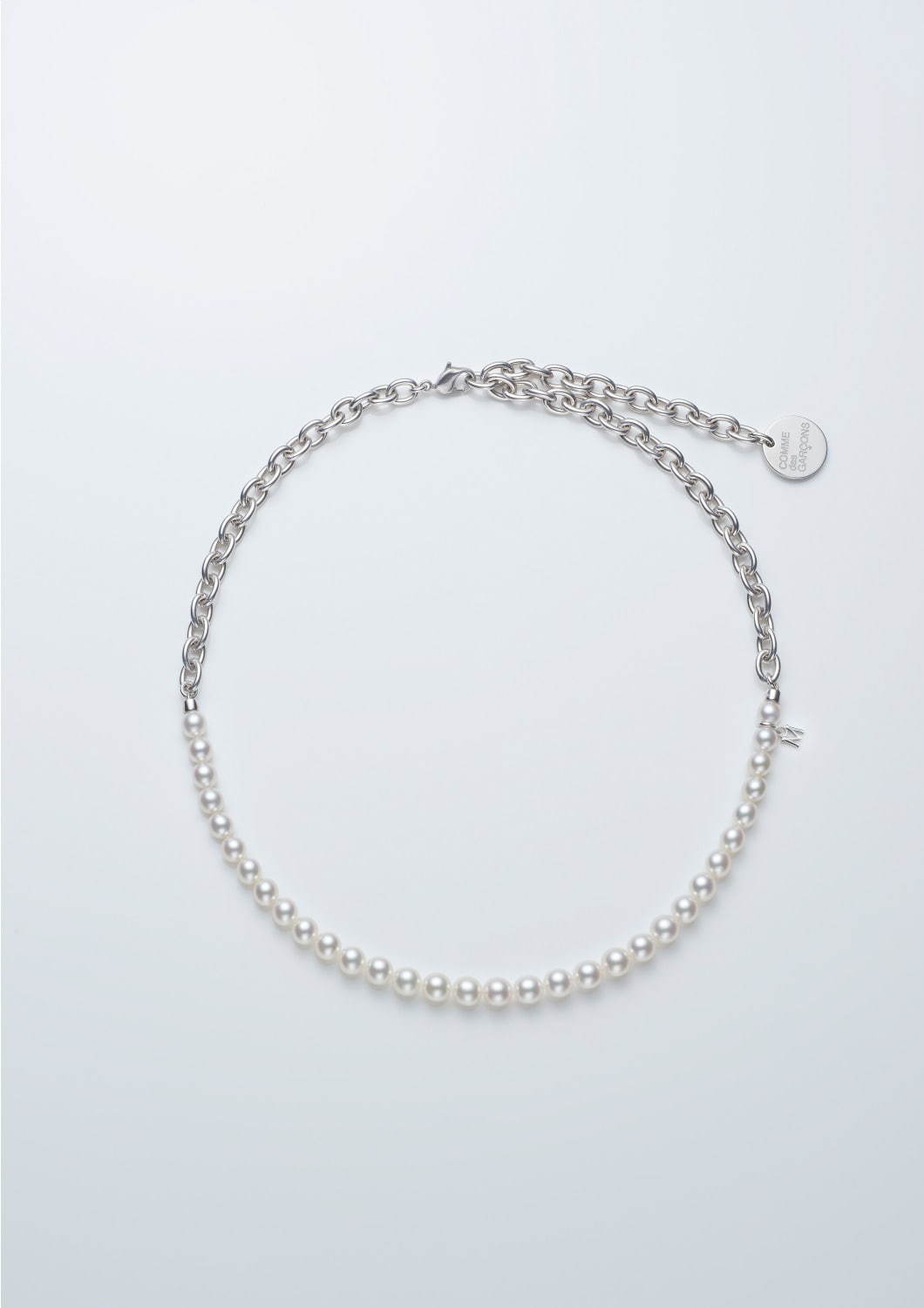 ミキモト×コム デ ギャルソン“男性が真珠をつける”パールジュエリー、ロゴ＆チェーンのネックレス | 写真