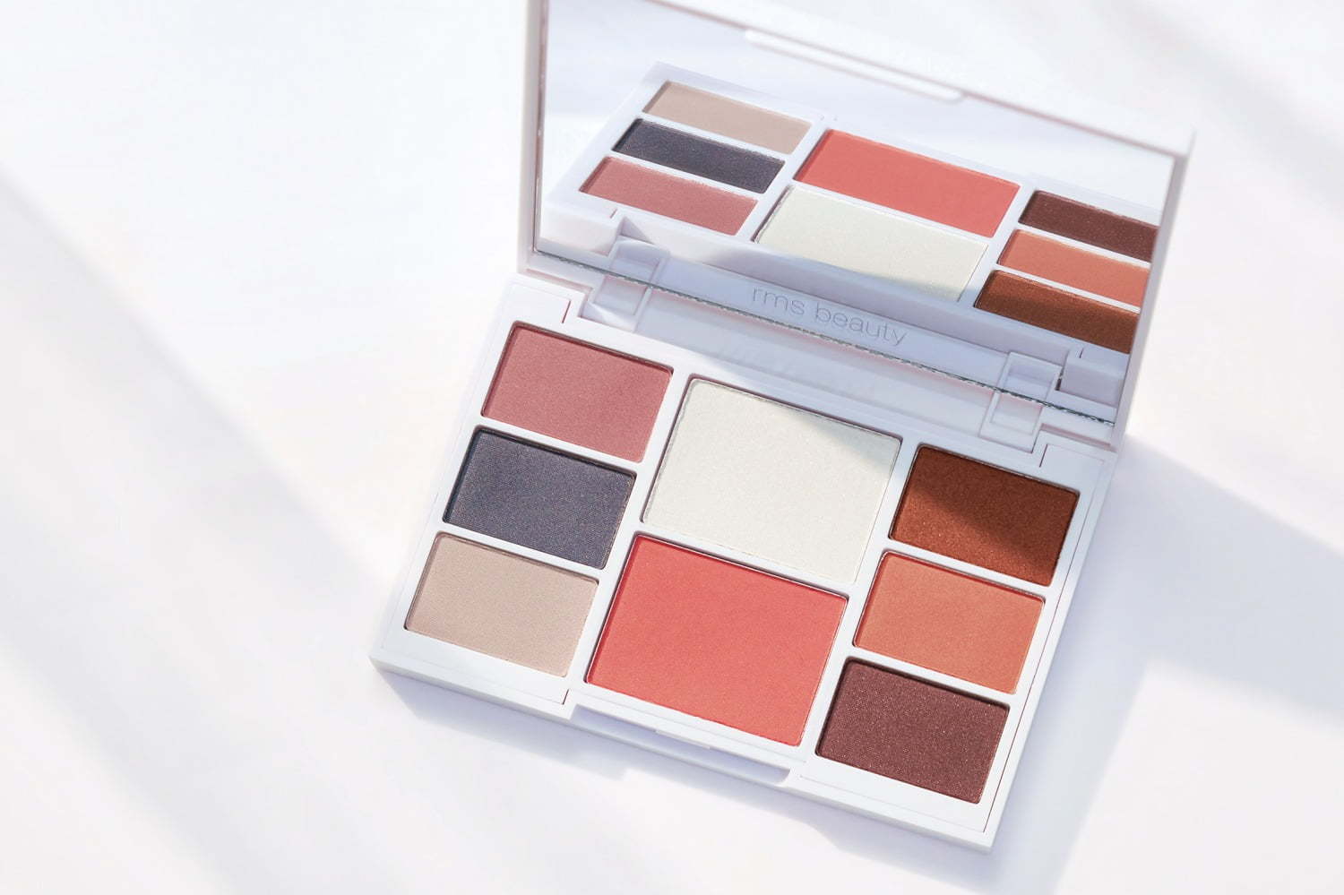 コッパー｜アールエムエス ビューティーのバレンタイン限定パレット、アイシャドウ・ハイライト・チークがセットに