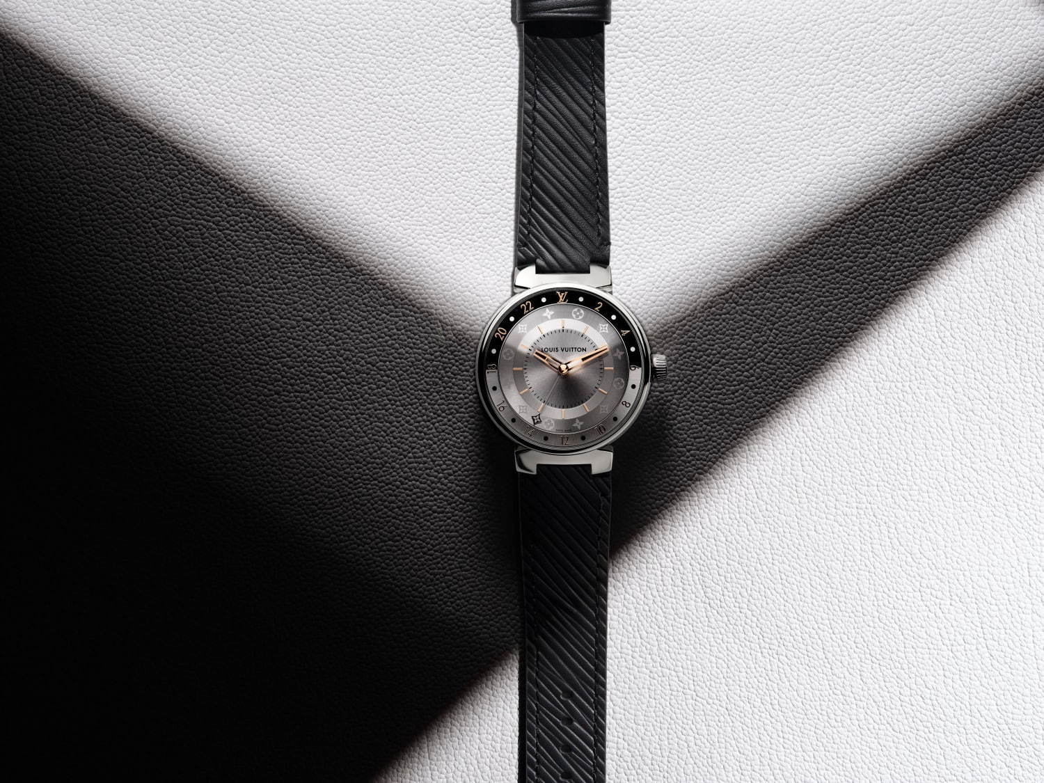 ルイ・ヴィトンの新作腕時計「タンブール ムーン デュアルタイム」モノグラム・フラワーを配した文字盤｜写真14