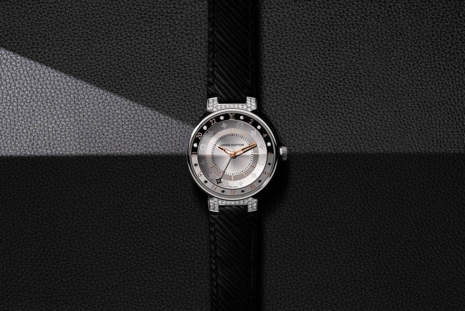 ルイ・ヴィトンの新作腕時計「タンブール ムーン デュアルタイム」モノグラム・フラワーを配した文字盤｜写真15