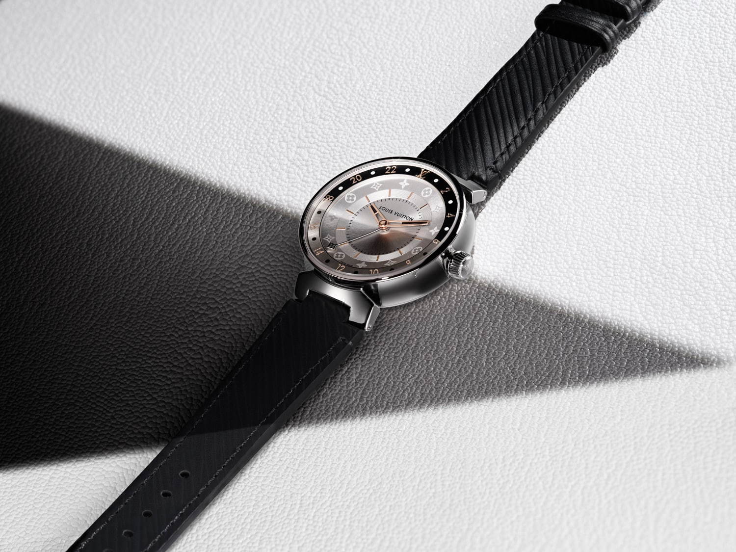ルイ・ヴィトンの新作腕時計「タンブール ムーン デュアルタイム」モノグラム・フラワーを配した文字盤｜写真16