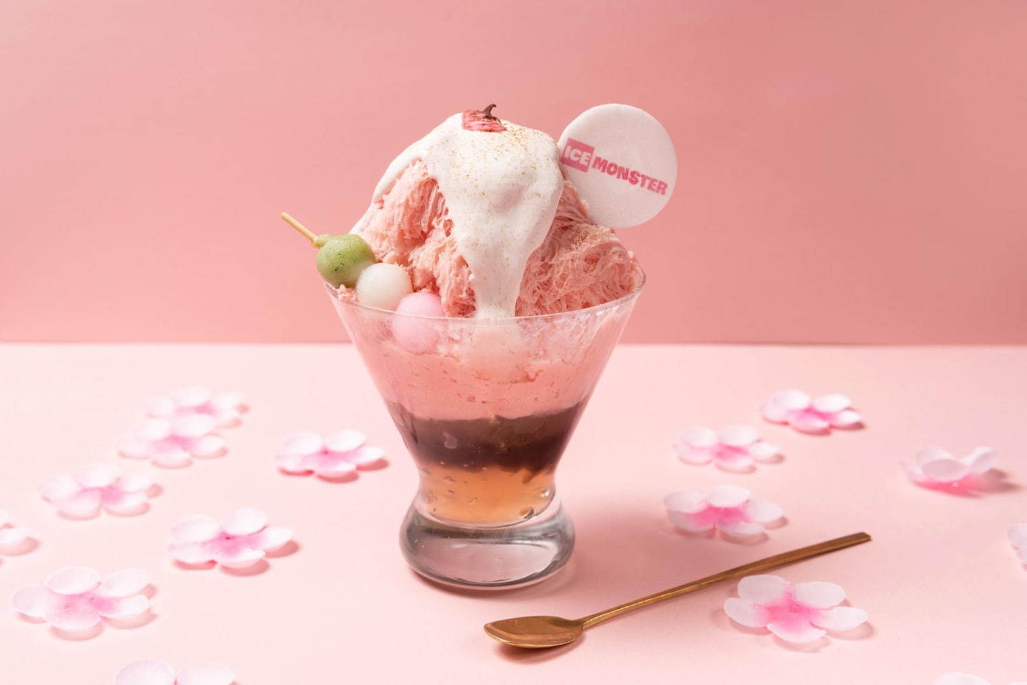 「桜ミルクパフェかき氷」さくらゼリーやわらび餅、あずきを層に - 大阪＆名古屋のアイスモンスターで｜写真1