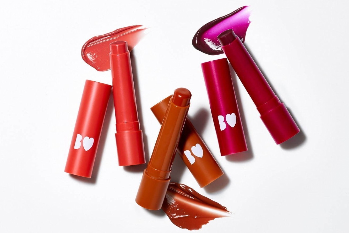 吉田朱里のビー アイドル「つやぷるリップ」に新色、つや増しハイライター入り新作THE アイパレも