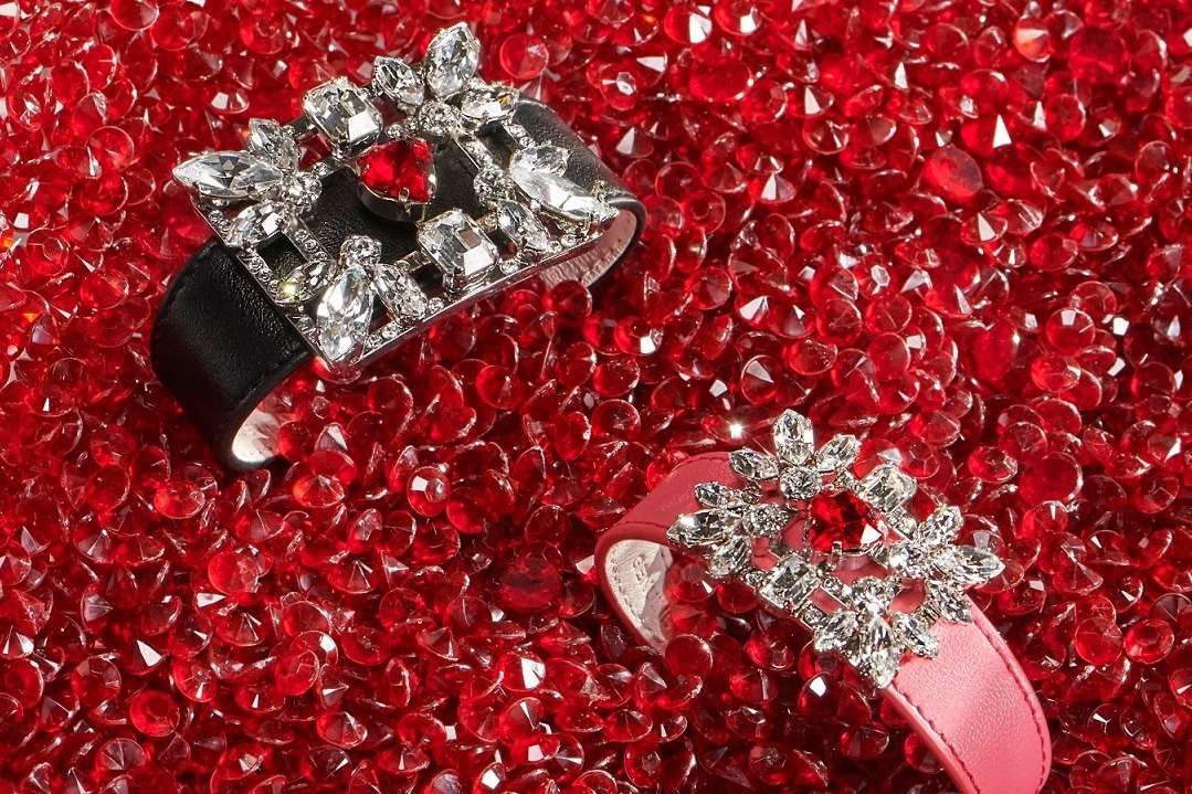 ロジェ ヴィヴィエ、バレンタインに向けた“ハート”バックルのシューズやブレスレット