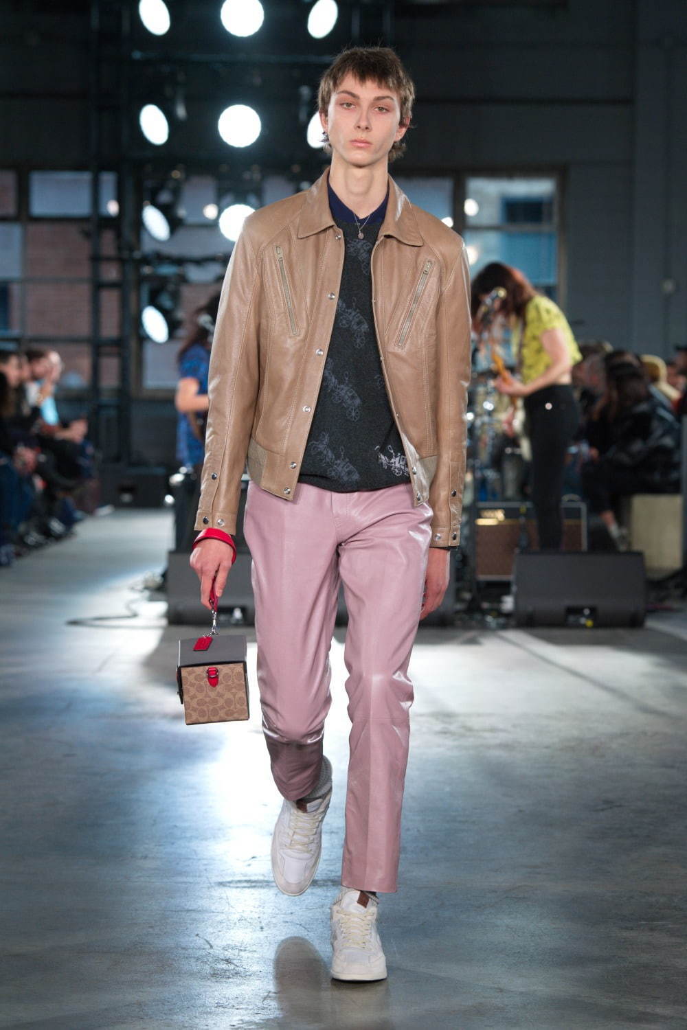 写真33 42 メンズ ピンクのパンツ ロング のコーディネート着用 コレクションルックギャラリー ファッションプレス