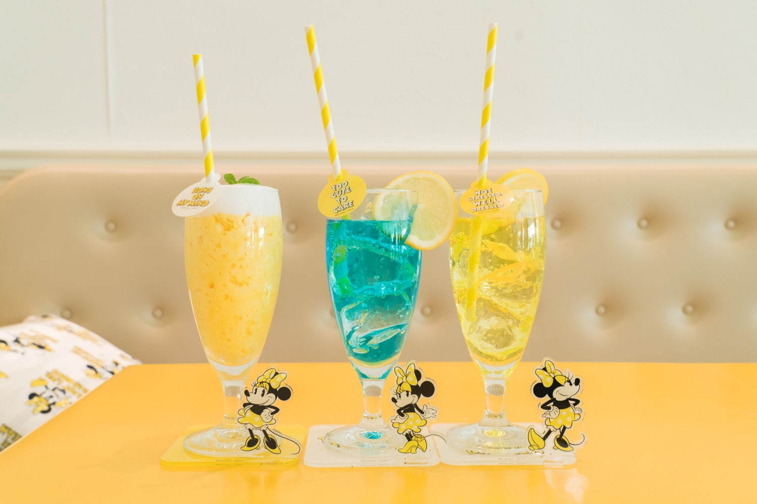 (左)「ふわふわバナナシェイク」単品790円＋税／コースター付 1,490円＋税
(中央)「しゅわしゅわパインスカッシュ」単品690円＋税／コースター付 1,390円＋税
(右)「しゅわしゅわレモネード」単品690円＋税／コースター付き 1,390円＋税