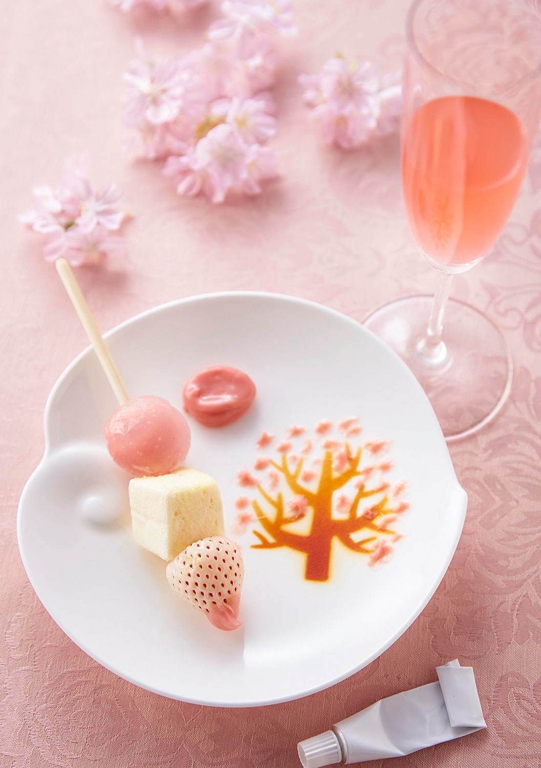 リーガロイヤルホテル(大阪)のいちごスイーツビュッフェ、白いちごのスイーツや苺のショートケーキなど | 写真