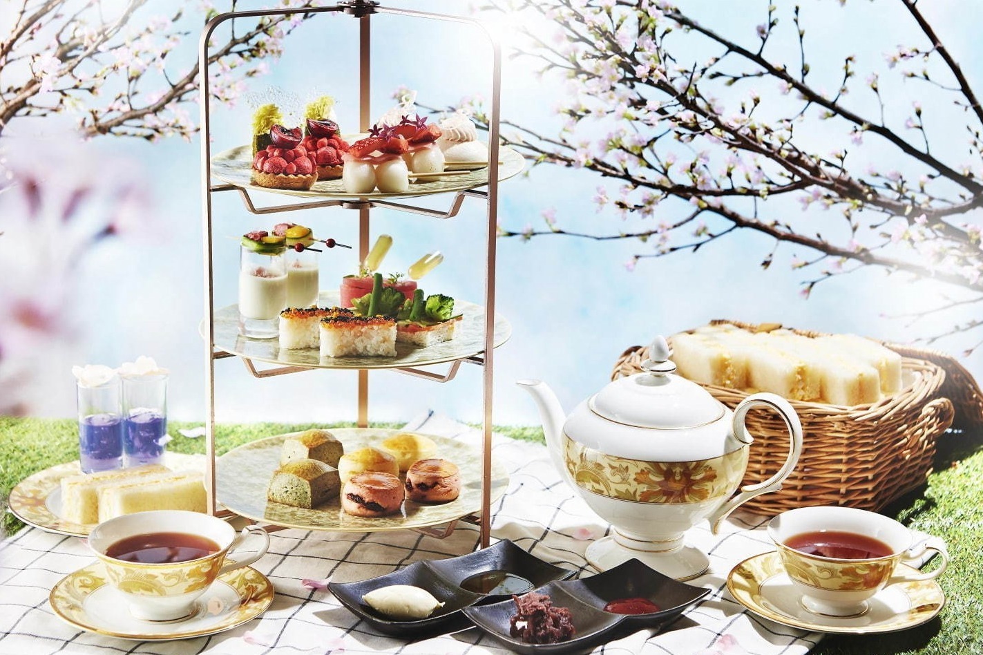 お花見｜シャングリ・ラ ホテル 東京“お花見”アフタヌーンティー、桜餡団子やチェリータルトなど