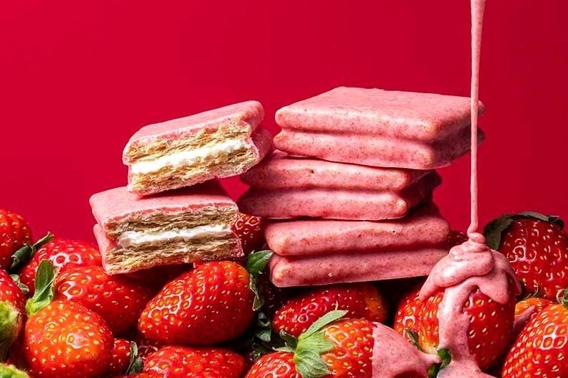 「シュガーバターの木 いちごショコラがけサンド」春摘み苺のジューシー“いちごミルク”サンド