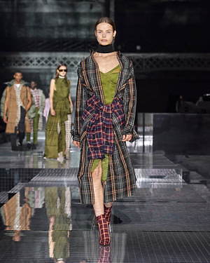 バーバリー(BURBERRY) 2020-21年秋冬ウィメンズコレクション  - 写真56