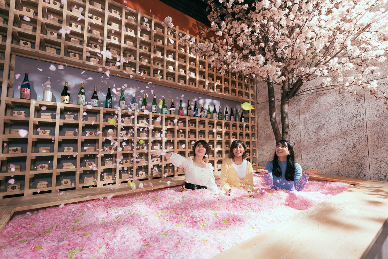 サクラチルバー 渋谷で 花びらに埋もれる インドア花見 日本酒飲み比べや桜パフェ ファッションプレス
