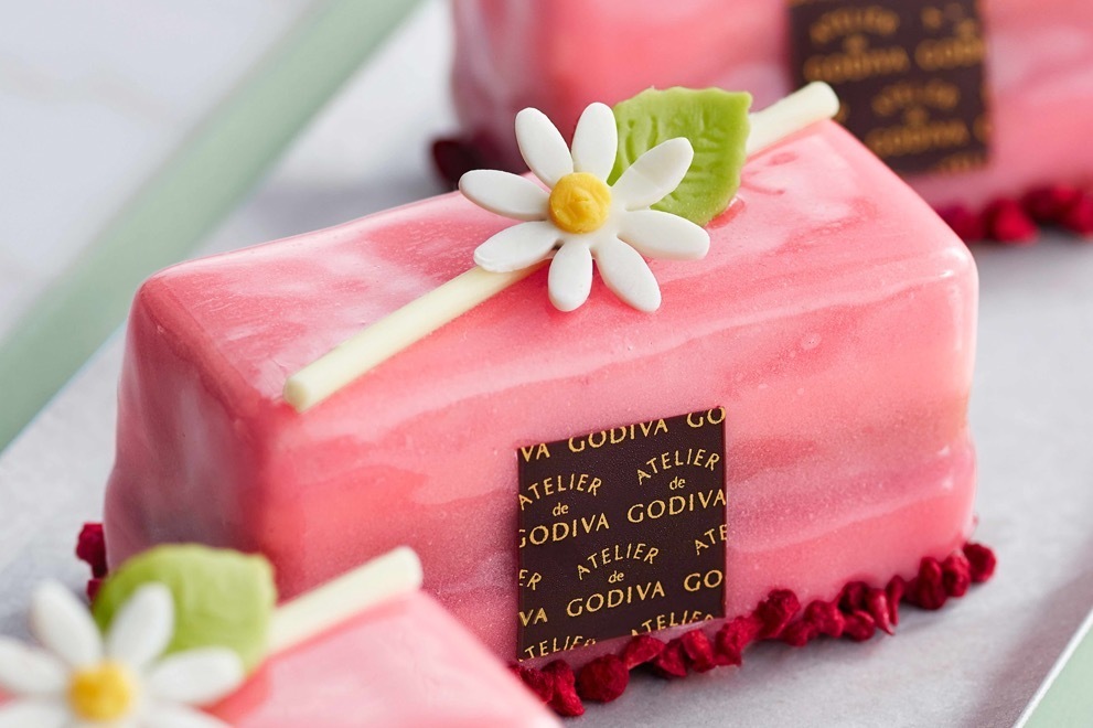 アトリエ ドゥ ゴディバのホワイトデースイーツ、“花”を飾ったストロベリーケーキ＆いちご型マカロン