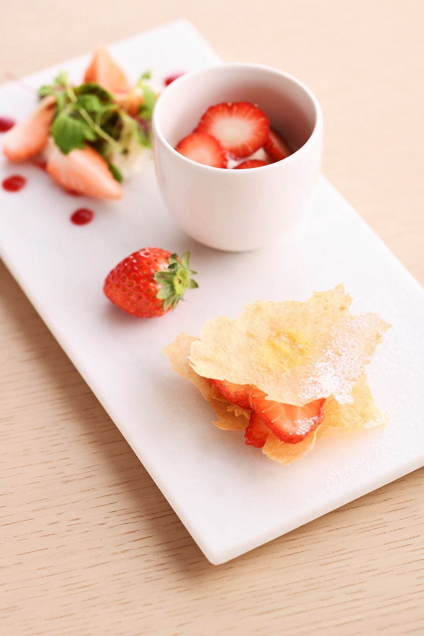 フルーツのコース料理専門店、銀座「フルーツサロン」に苺を贅沢に使った新作フルコース｜写真3