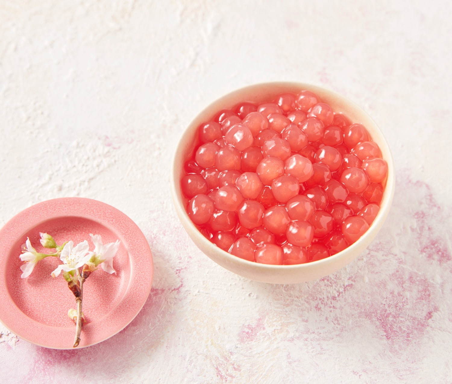コンマティー「コンマ さくらラテ」桜×ストロベリーソースのミルクラテ、桜風味のタピオカも | 写真