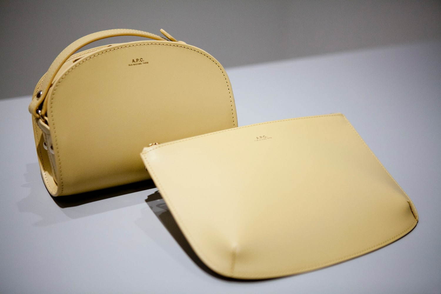 冬ギフト セ A.P.C.大阪ルクアイーレに新店、“半月”型バッグ「ミニハーフ バッグ