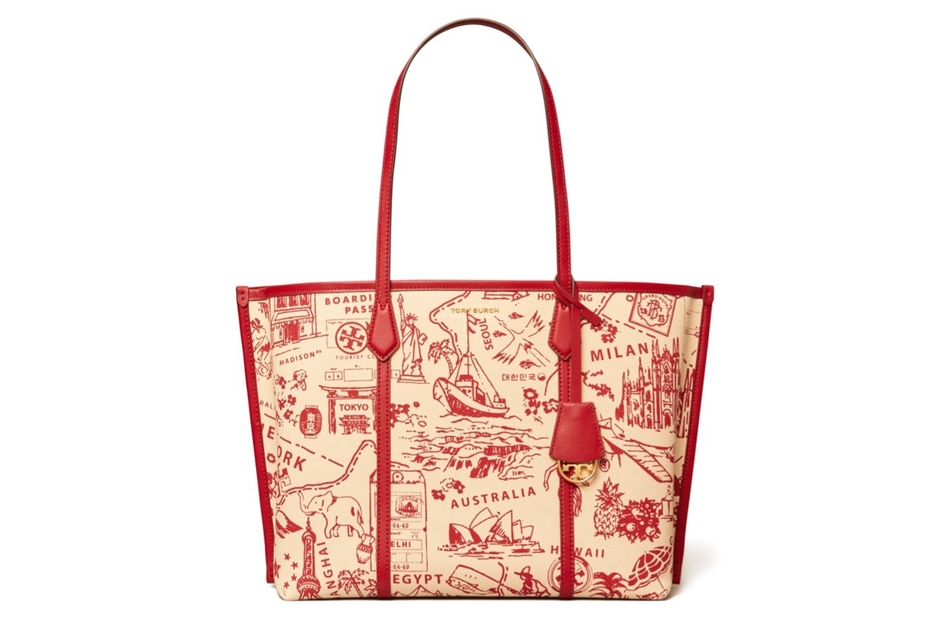トリー バーチ“ビンテージマップ”着想のトートバッグやバッグパック、パリやミラノの景観をプリント