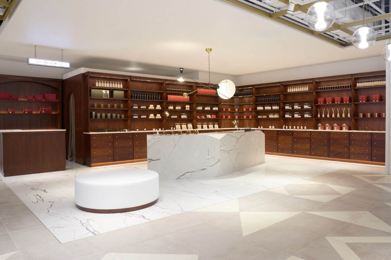 シャネル(CHANEL), N.ハリウッド(N.HOOLYWOOD), パトゥ(Patou), トラント(Torrente), メゾン キツネ(Maison Kitsuné), ヴァレクストラ(Valextra), ビクトリノックス(VICTORINOX), マスターピース(master-piece), エーグル(AIGLE), グレースコンチネンタル(GRACE CONTINENTAL), フォーナインズ(999.9), ランドリー(Laundry), グルメ(GOURMET), パドカレ(pas de calais), エムエイチエル.(MHL.), マッキントッシュ フィロソフィー(MACKINTOSH PHILOSOPHY), スノーピーク(Snow Peak), スターバックス(Starbucks Coffee), ヒロタカ(Hirotaka), アンドワンダー(and wander), ピエール マルコリーニ(Pierre Marcolini), タリーズコーヒー(TULLY'S COFFEE), プレインピープル(PLAIN PEOPLE), エヴァムエヴァ(evam eva), セオリーリュクス(Theory luxe), デサント(DESCENTE), マザーハウス(MOTHERHOUSE), ヒロコ ハヤシ(HIROKO HAYASHI), アスレティア(athletia), タビオ(Tabio), アコメヤ トウキョウ(AKOMEYA TOKYO), マッカージュ(MACKAGE), クリスピー・クリーム・ドーナツ(Krispy Kreme Doughnuts), ニュートラルワークス.(NEUTRALWORKS.), ミュシャ(MUCHA) ワン・フクオカ・ビルディング｜写真42