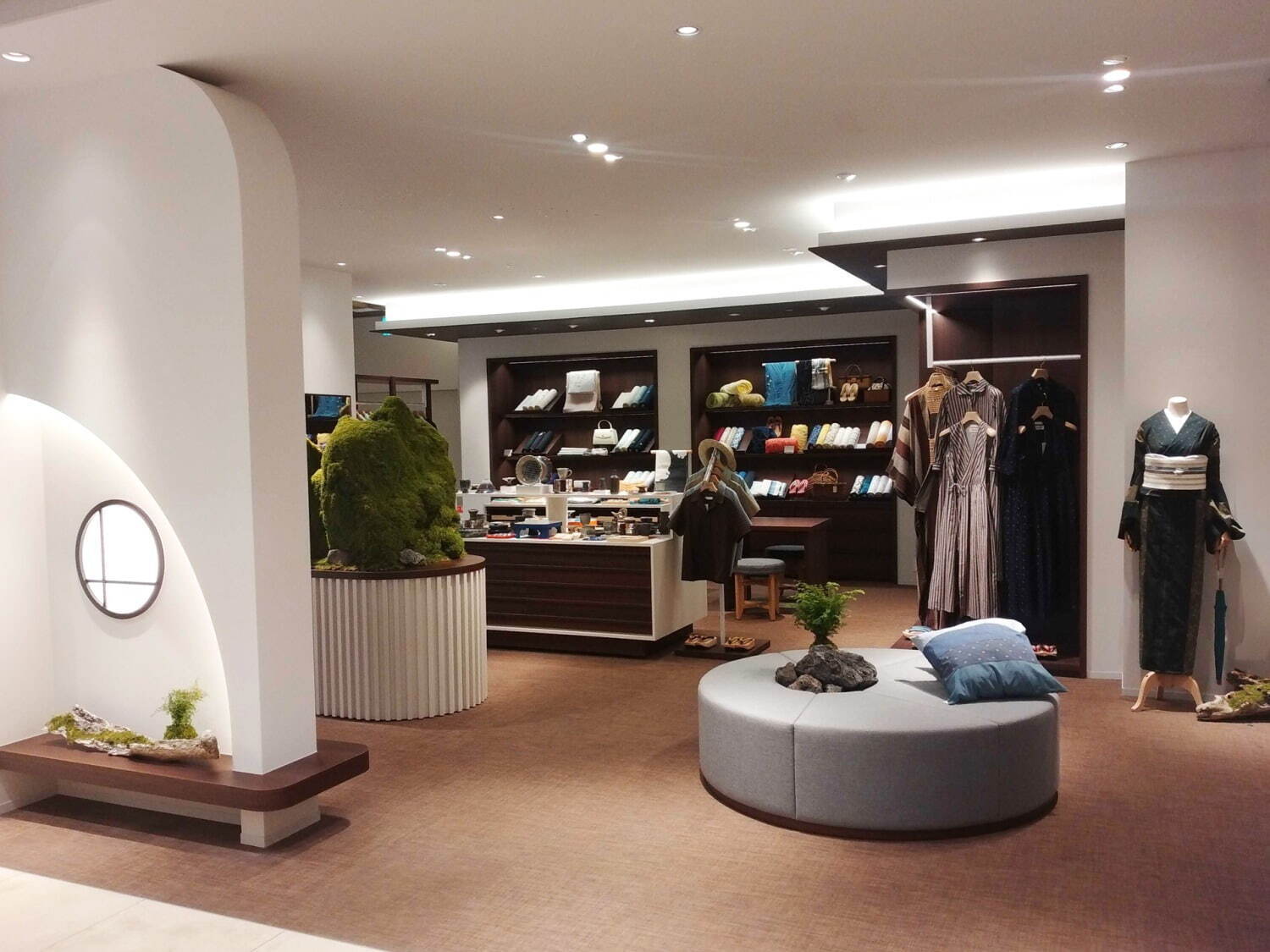 シャネル(CHANEL), N.ハリウッド(N.HOOLYWOOD), パトゥ(Patou), トラント(Torrente), メゾン キツネ(Maison Kitsuné), ヴァレクストラ(Valextra), ビクトリノックス(VICTORINOX), マスターピース(master-piece), エーグル(AIGLE), グレースコンチネンタル(GRACE CONTINENTAL), フォーナインズ(999.9), ランドリー(Laundry), グルメ(GOURMET), パドカレ(pas de calais), エムエイチエル.(MHL.), マッキントッシュ フィロソフィー(MACKINTOSH PHILOSOPHY), スノーピーク(Snow Peak), スターバックス(Starbucks Coffee), ヒロタカ(Hirotaka), アンドワンダー(and wander), ピエール マルコリーニ(Pierre Marcolini), タリーズコーヒー(TULLY'S COFFEE), プレインピープル(PLAIN PEOPLE), エヴァムエヴァ(evam eva), セオリーリュクス(Theory luxe), デサント(DESCENTE), マザーハウス(MOTHERHOUSE), ヒロコ ハヤシ(HIROKO HAYASHI), アスレティア(athletia), タビオ(Tabio), アコメヤ トウキョウ(AKOMEYA TOKYO), マッカージュ(MACKAGE), クリスピー・クリーム・ドーナツ(Krispy Kreme Doughnuts), ニュートラルワークス.(NEUTRALWORKS.), ミュシャ(MUCHA) ワン・フクオカ・ビルディング｜写真24