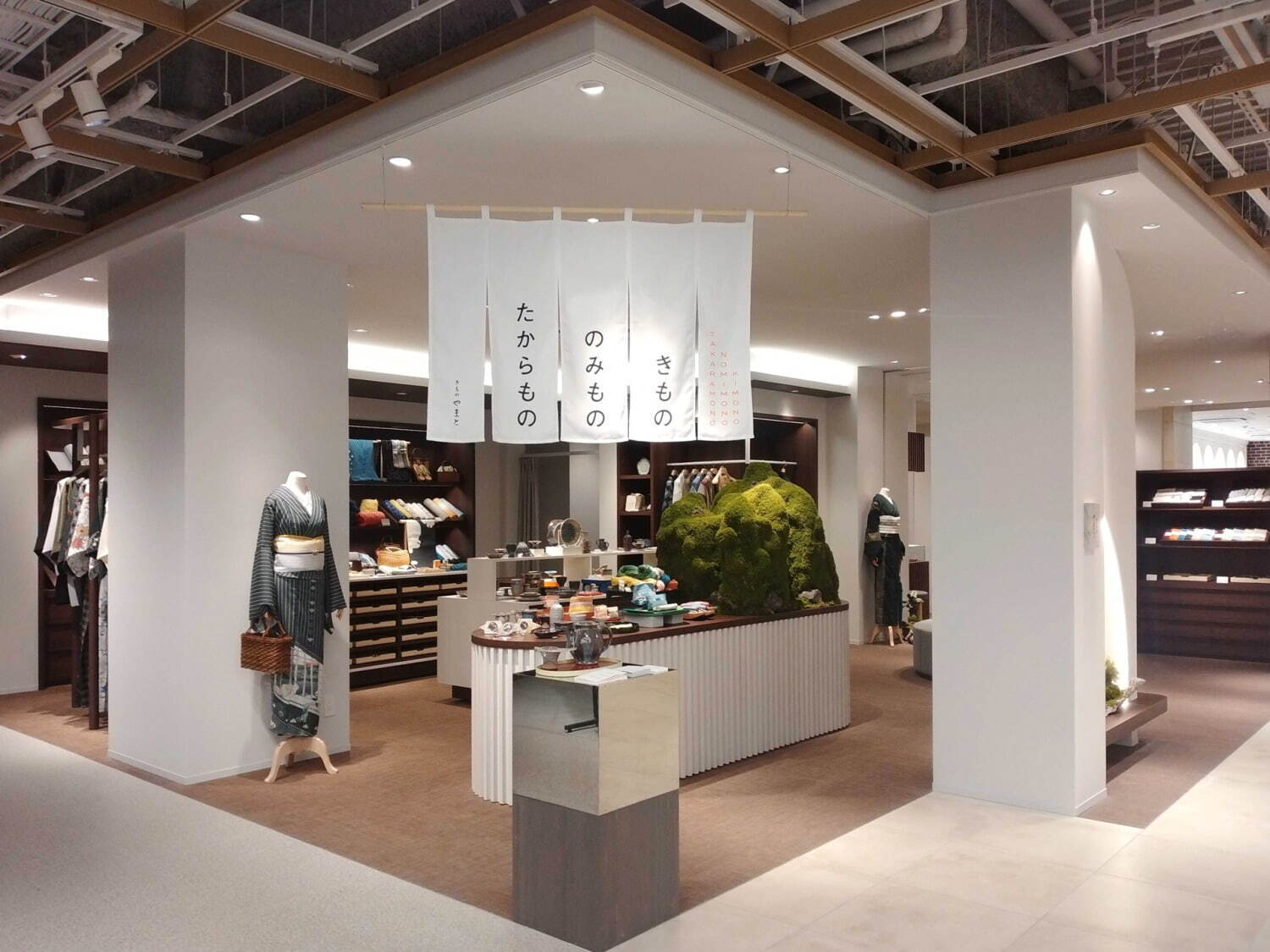 シャネル(CHANEL), N.ハリウッド(N.HOOLYWOOD), パトゥ(Patou), トラント(Torrente), メゾン キツネ(Maison Kitsuné), ヴァレクストラ(Valextra), ビクトリノックス(VICTORINOX), マスターピース(master-piece), エーグル(AIGLE), グレースコンチネンタル(GRACE CONTINENTAL), フォーナインズ(999.9), ランドリー(Laundry), グルメ(GOURMET), パドカレ(pas de calais), エムエイチエル.(MHL.), マッキントッシュ フィロソフィー(MACKINTOSH PHILOSOPHY), スノーピーク(Snow Peak), スターバックス(Starbucks Coffee), ヒロタカ(Hirotaka), アンドワンダー(and wander), ピエール マルコリーニ(Pierre Marcolini), タリーズコーヒー(TULLY'S COFFEE), プレインピープル(PLAIN PEOPLE), エヴァムエヴァ(evam eva), セオリーリュクス(Theory luxe), デサント(DESCENTE), マザーハウス(MOTHERHOUSE), ヒロコ ハヤシ(HIROKO HAYASHI), アスレティア(athletia), タビオ(Tabio), アコメヤ トウキョウ(AKOMEYA TOKYO), マッカージュ(MACKAGE), クリスピー・クリーム・ドーナツ(Krispy Kreme Doughnuts), ニュートラルワークス.(NEUTRALWORKS.), ミュシャ(MUCHA) ワン・フクオカ・ビルディング｜写真21
