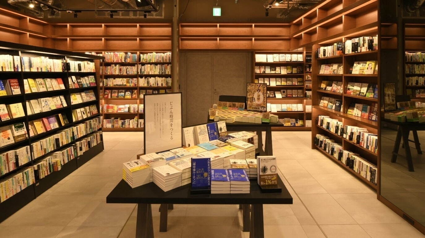 シャネル(CHANEL), N.ハリウッド(N.HOOLYWOOD), パトゥ(Patou), トラント(Torrente), メゾン キツネ(Maison Kitsuné), ヴァレクストラ(Valextra), ビクトリノックス(VICTORINOX), マスターピース(master-piece), エーグル(AIGLE), グレースコンチネンタル(GRACE CONTINENTAL), フォーナインズ(999.9), ランドリー(Laundry), グルメ(GOURMET), パドカレ(pas de calais), エムエイチエル.(MHL.), マッキントッシュ フィロソフィー(MACKINTOSH PHILOSOPHY), スノーピーク(Snow Peak), スターバックス(Starbucks Coffee), ヒロタカ(Hirotaka), アンドワンダー(and wander), ピエール マルコリーニ(Pierre Marcolini), タリーズコーヒー(TULLY'S COFFEE), プレインピープル(PLAIN PEOPLE), エヴァムエヴァ(evam eva), セオリーリュクス(Theory luxe), デサント(DESCENTE), マザーハウス(MOTHERHOUSE), ヒロコ ハヤシ(HIROKO HAYASHI), アスレティア(athletia), タビオ(Tabio), アコメヤ トウキョウ(AKOMEYA TOKYO), マッカージュ(MACKAGE), クリスピー・クリーム・ドーナツ(Krispy Kreme Doughnuts), ニュートラルワークス.(NEUTRALWORKS.), ミュシャ(MUCHA) ワン・フクオカ・ビルディング｜写真28