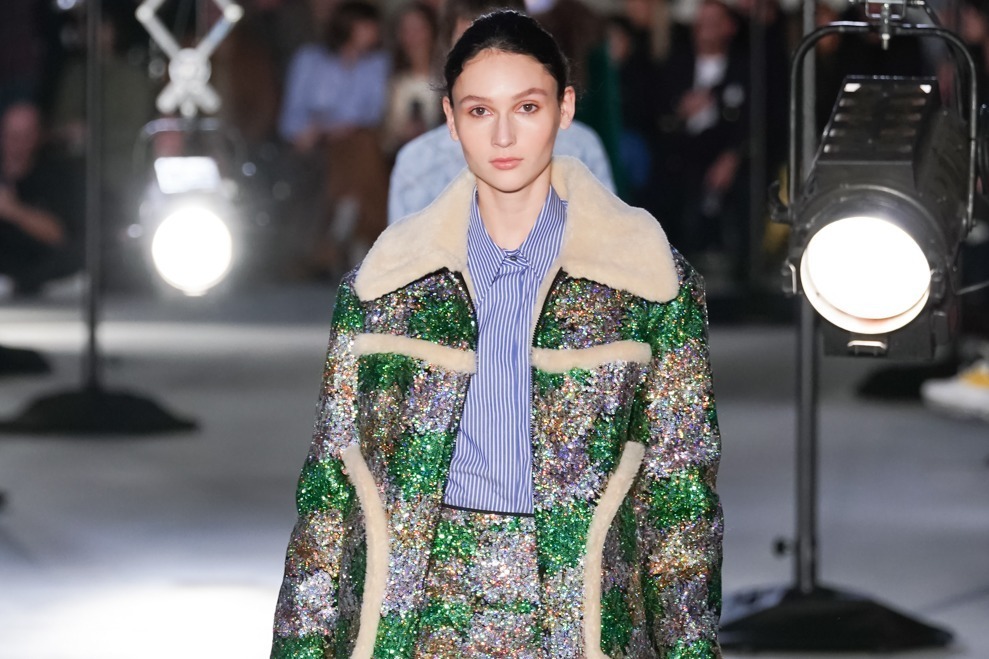 オフショルダー｜ヌメロ ヴェントゥーノ 2020-21年秋冬コレクション - 強さから生まれるエレガンス