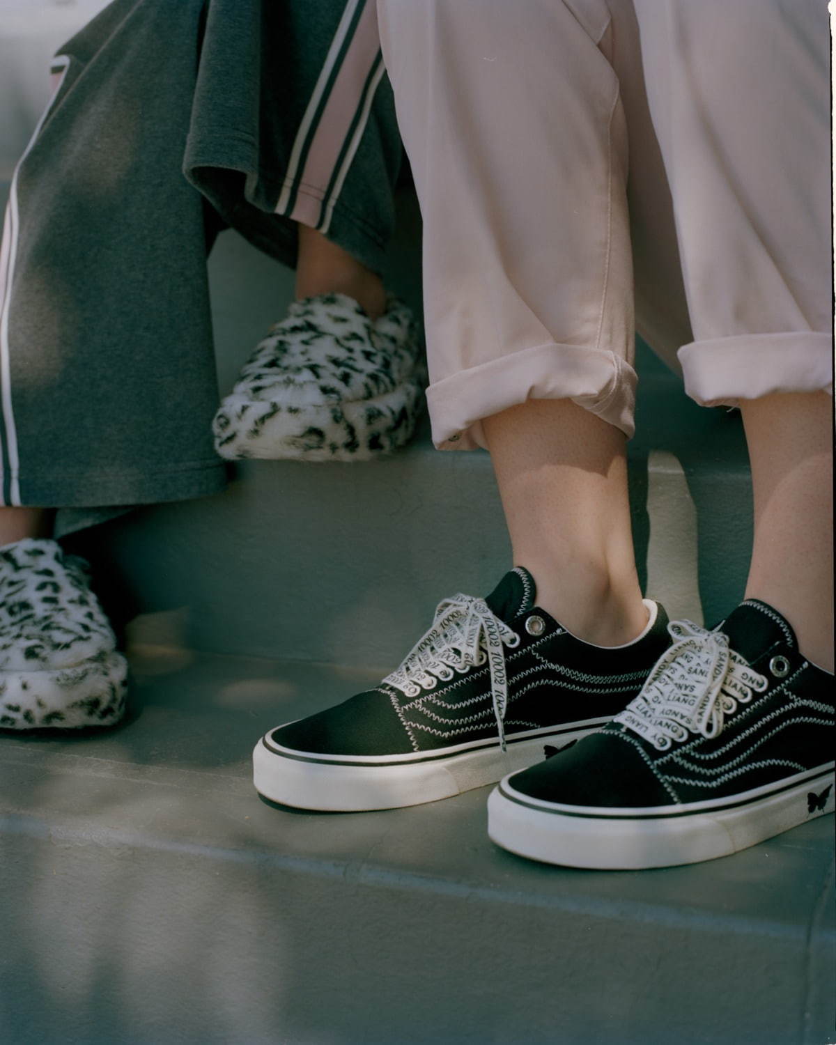 VANS“ピアス風”チャーム付きスニーカー＆もこもこユキヒョウ柄の厚底 ...