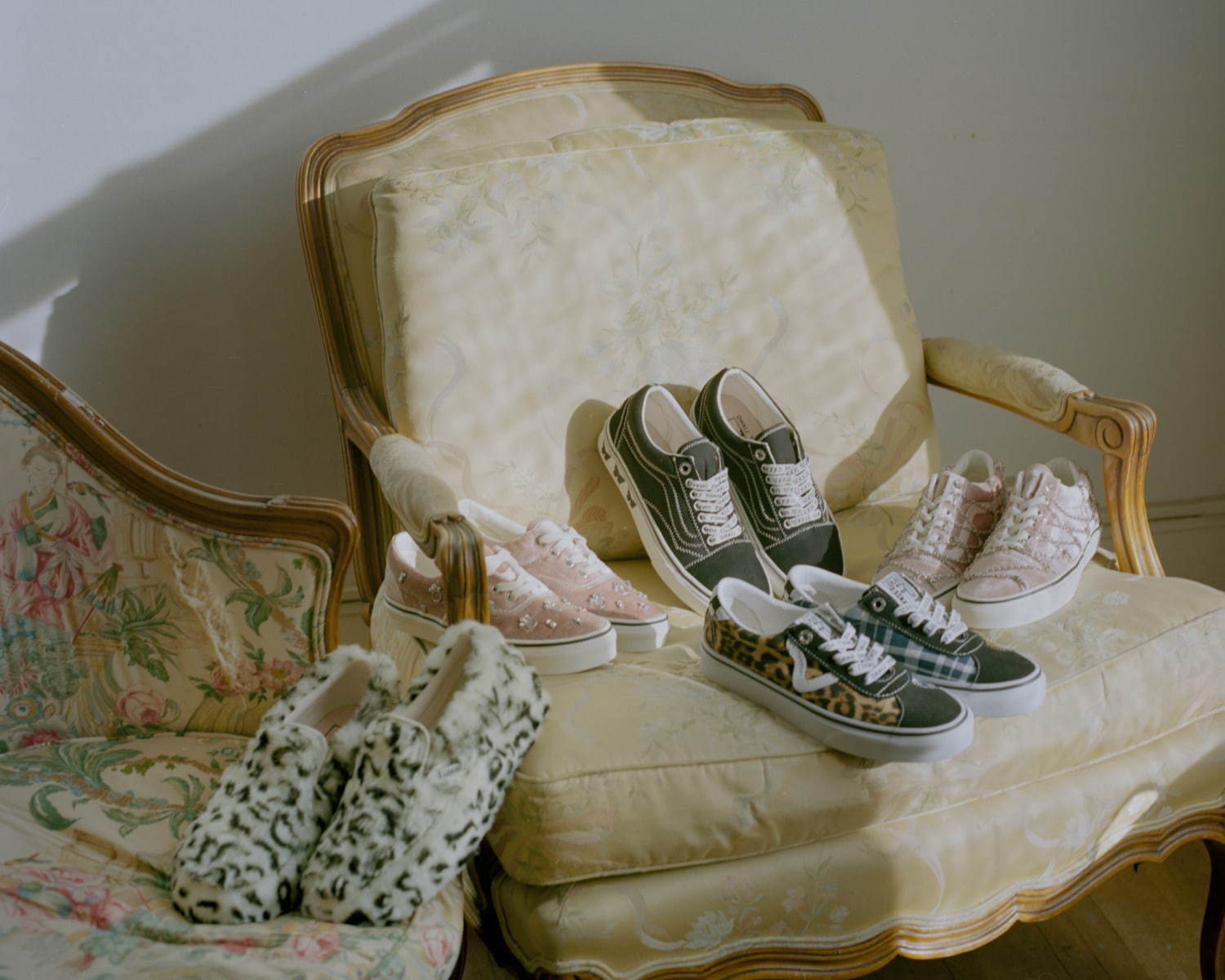 VANS“ピアス風”チャーム付きスニーカー＆もこもこユキヒョウ柄の厚底シューズ｜写真5