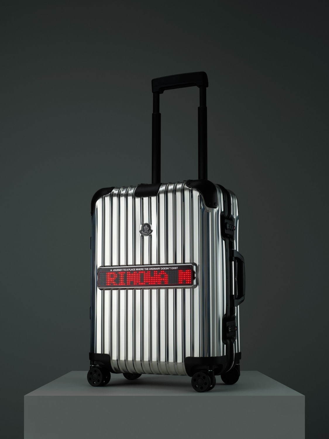 リモワ×モンクレールの“鏡のように輝く”コラボスーツケース、トラベルキット＆ラゲージベルト付き｜写真2