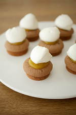 トラヤカフェ・あんスタンド北青山店の“あん×チョコ”ケーキ、オレンジ＆レモンジャムを添えて｜写真1