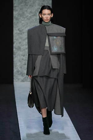 アンテプリマ 2020-21年秋冬コレクション - 白銀の荒野、自然の息吹｜写真14