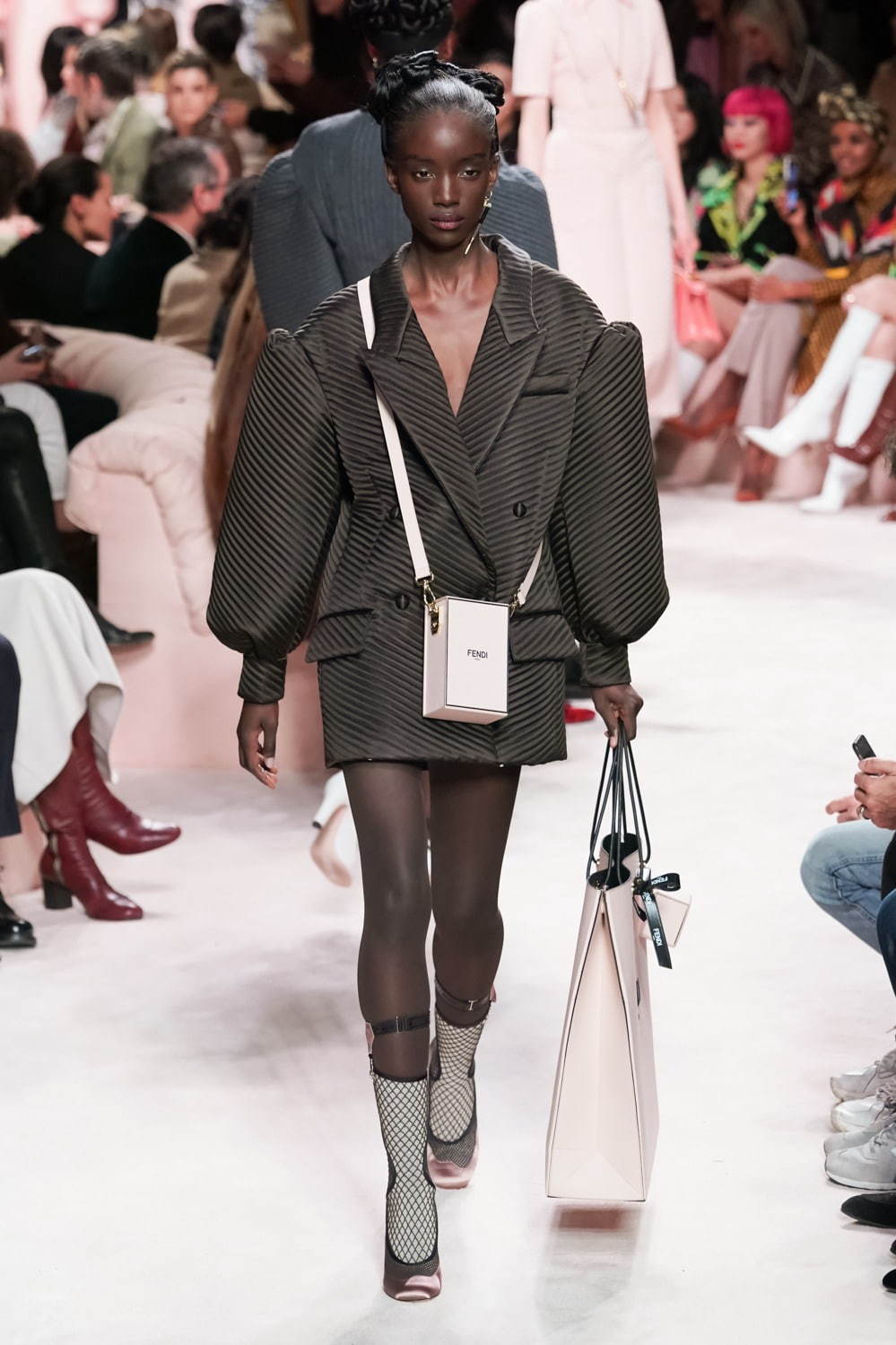 フェンディ(FENDI) 2020-21年秋冬ウィメンズコレクション シルエット - 写真4