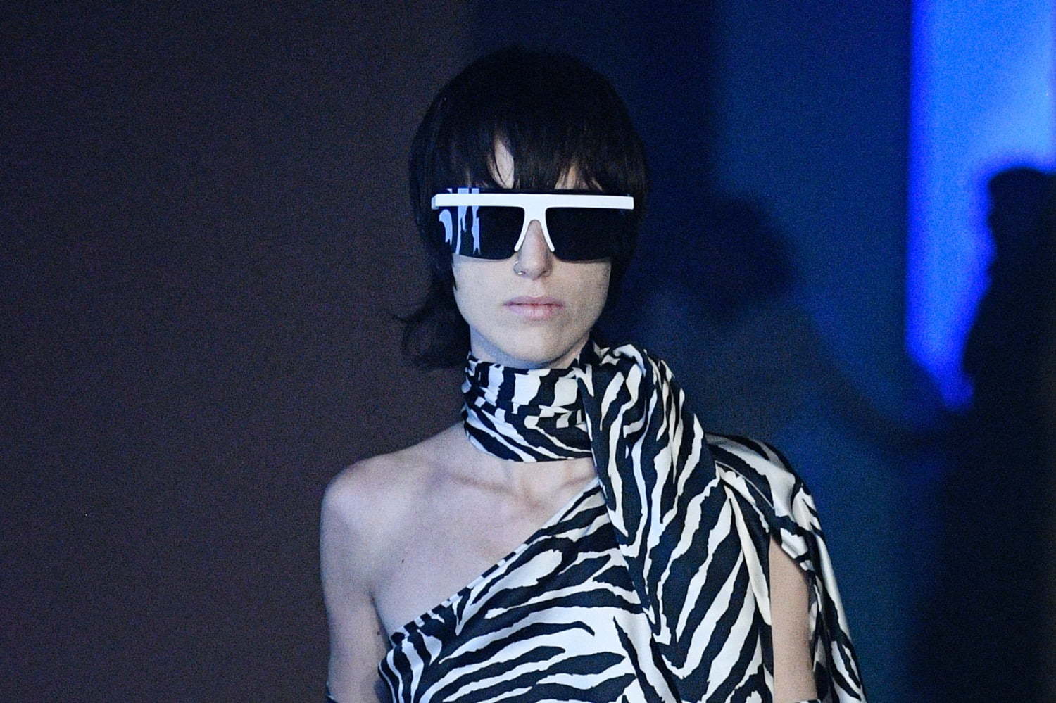 3Dプリンター｜マイキータとエムエム6 メゾン マルジェラが初コラボ、一直線フレーム×シールドレンズのサングラス