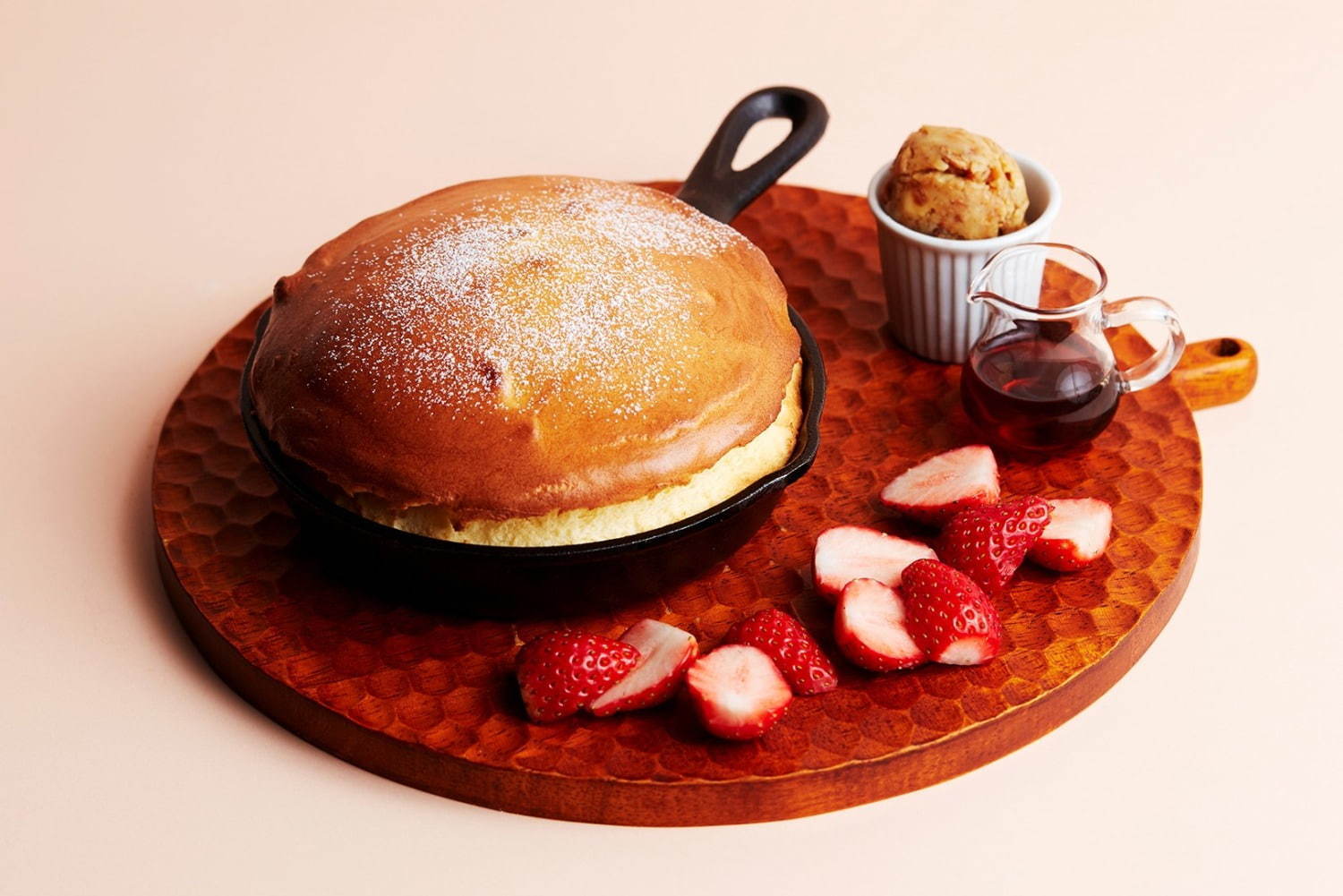 J.S. パンケーキカフェ「苺とフルーツアイスのパンケーキ」苺とアイスをサンドしたハーブ香る一皿｜写真6
