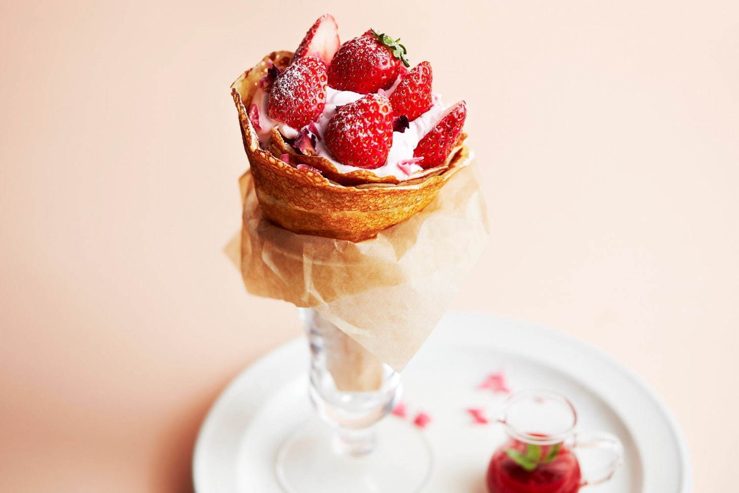 J.S. パンケーキカフェ「苺とフルーツアイスのパンケーキ」苺とアイスをサンドしたハーブ香る一皿｜写真3