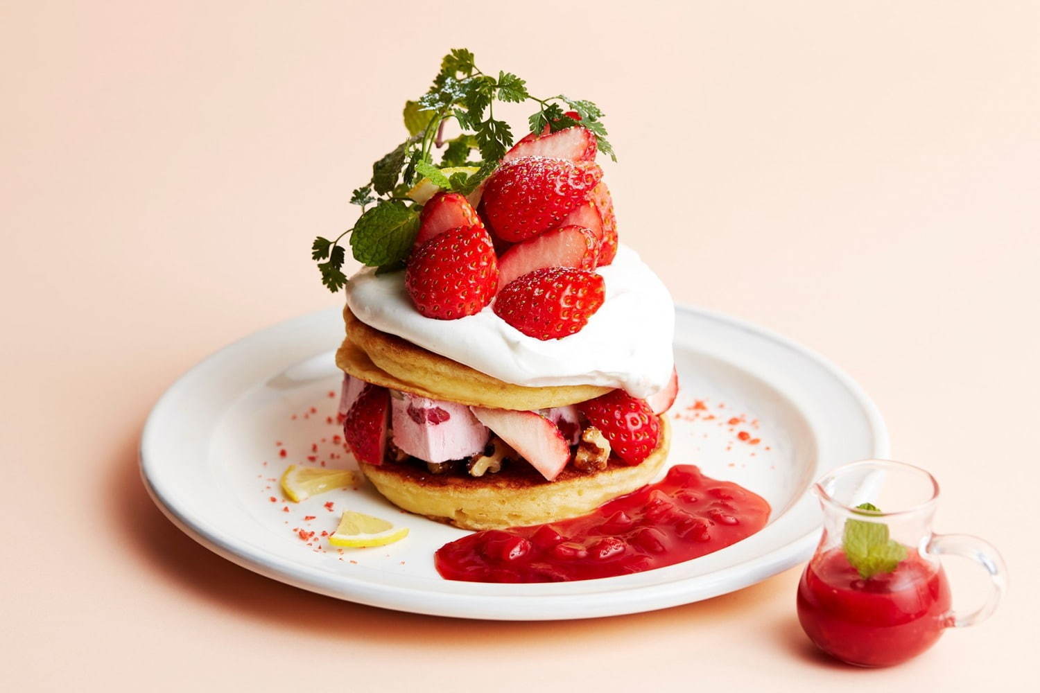 ＜J.S. パンケーキカフェ＞「苺とフルーツアイスのパンケーキ」