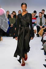 JW アンダーソン 2020年秋冬ウィメンズコレクション - ボリューム、有機的な躍動｜写真32