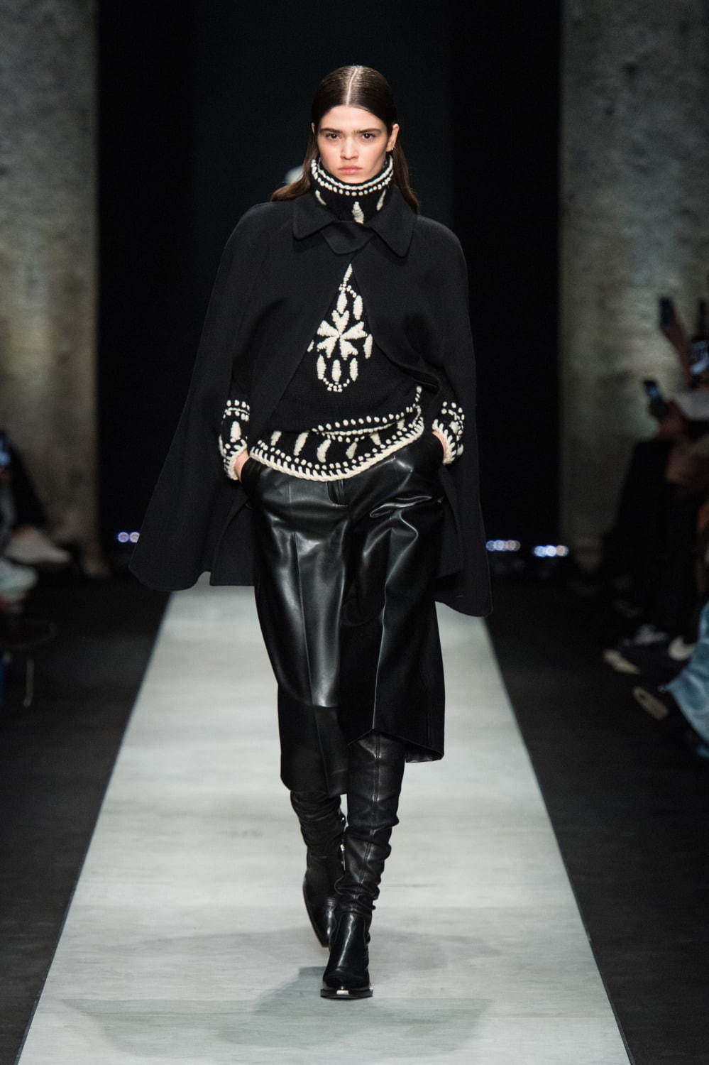 エルマンノ シェルヴィーノ 2020-21年秋冬｜ ケープ