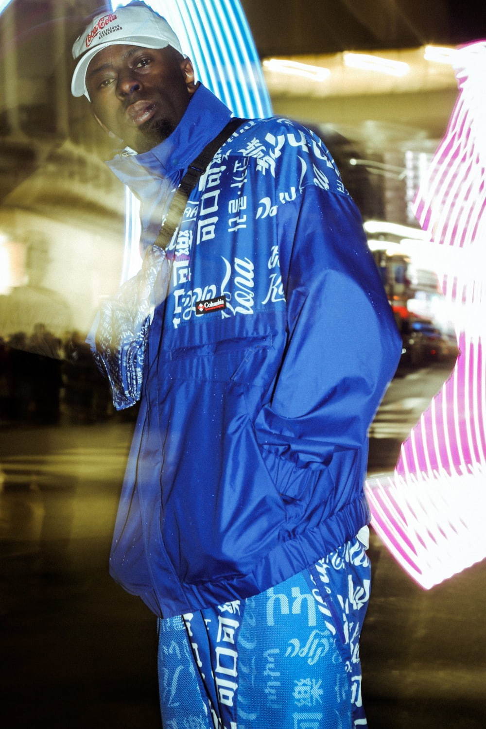 アトモス×コカ・コーラ×コロンビア、世界の言語で表現されたコカ・コーラロゴプリントのジャケットなど｜写真47