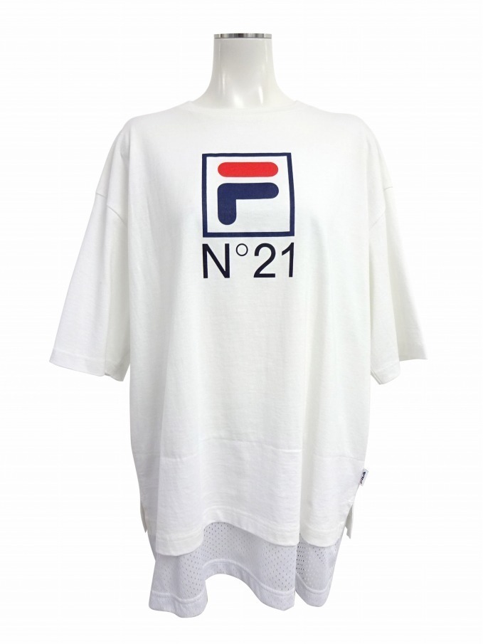 〈N21×フィラ〉ダイナミックなロゴ入り白Tシャツ