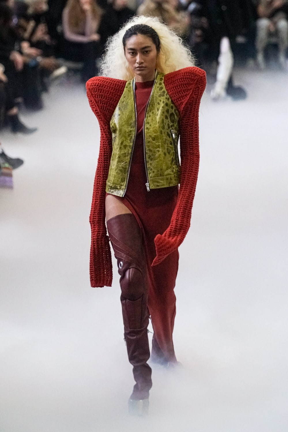 写真18 42 赤 レッド のワンピースコーディネート着用 コレクションルックギャラリー ファッションプレス 写真18 42 赤 レッド のワンピースコーディネート着用 コレクションルックギャラリー ファッションプレス