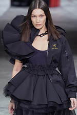 オフ-ホワイト 2020年秋冬コレクション  - ストリート×ドレスの解を求めよ｜写真2