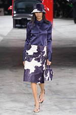 オフ-ホワイト 2020年秋冬コレクション  - ストリート×ドレスの解を求めよ｜写真4