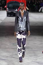 オフ-ホワイト 2020年秋冬コレクション  - ストリート×ドレスの解を求めよ｜写真12