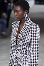 オフ-ホワイト 2020年秋冬コレクション  - ストリート×ドレスの解を求めよ｜写真37